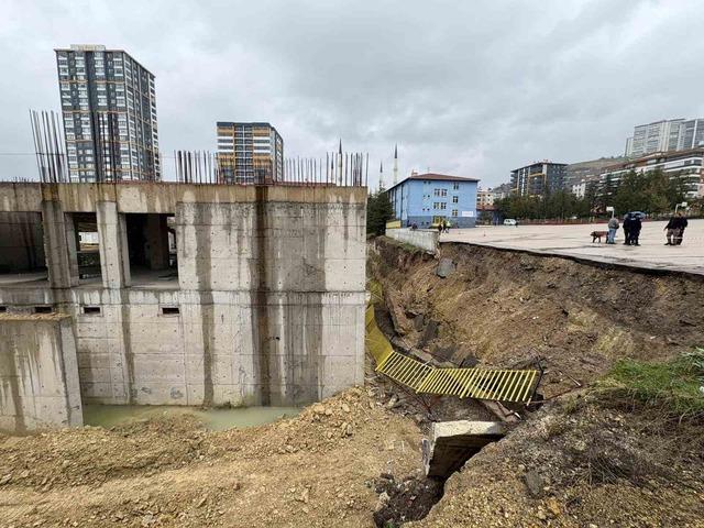 Başkentte sağanak etkili oldu: Dereler taştı, okulun istinat duvarı &ccedil;&ouml;kt&uuml; 1