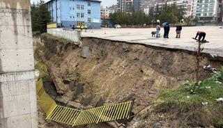 Başkentte sağanak etkili oldu: Dereler taştı, okulun istinat duvarı &ccedil;&ouml;kt&uuml;
