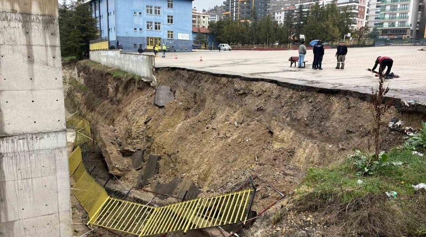 Başkentte sağanak etkili oldu: Dereler taştı, okulun istinat duvarı &ccedil;&ouml;kt&uuml;