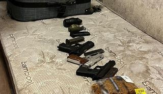 Esenyurt&rsquo;ta bir eve d&uuml;zenlenen operasyonda uyuşturucu ve el bombası ele ge&ccedil;irdi