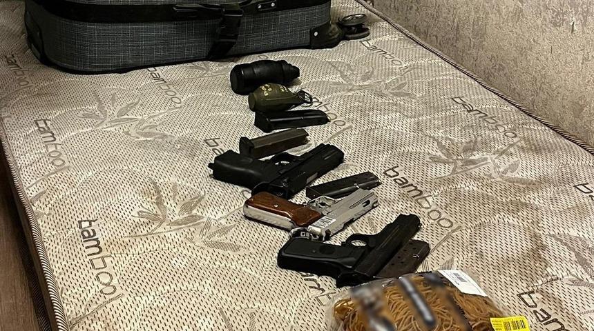 Esenyurt&rsquo;ta bir eve d&uuml;zenlenen operasyonda uyuşturucu ve el bombası ele ge&ccedil;irdi