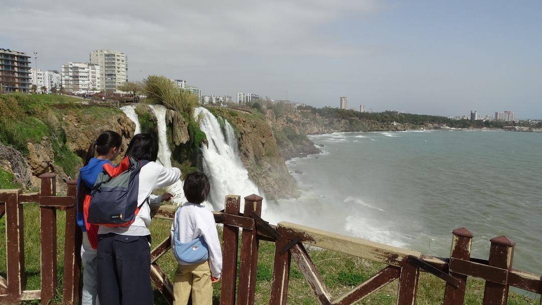 D&uuml;nyaca &uuml;nl&uuml; şelale kahverengiye b&uuml;r&uuml;nd&uuml; 1
