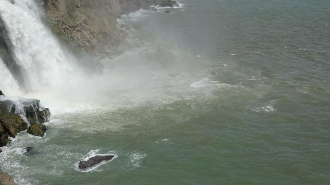 D&uuml;nyaca &uuml;nl&uuml; şelale kahverengiye b&uuml;r&uuml;nd&uuml; 2
