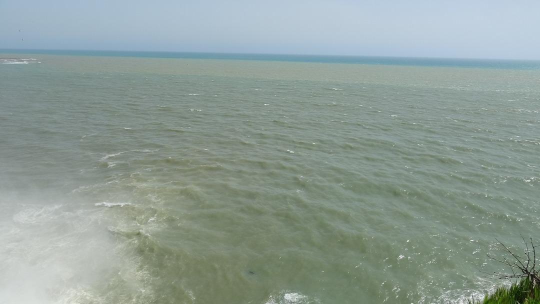 D&uuml;nyaca &uuml;nl&uuml; şelale kahverengiye b&uuml;r&uuml;nd&uuml; 3