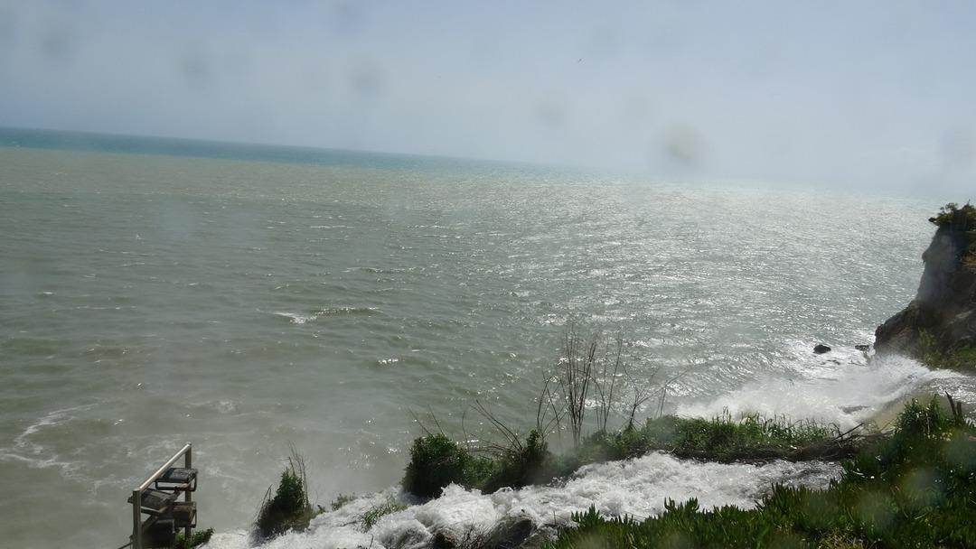 D&uuml;nyaca &uuml;nl&uuml; şelale kahverengiye b&uuml;r&uuml;nd&uuml; 4