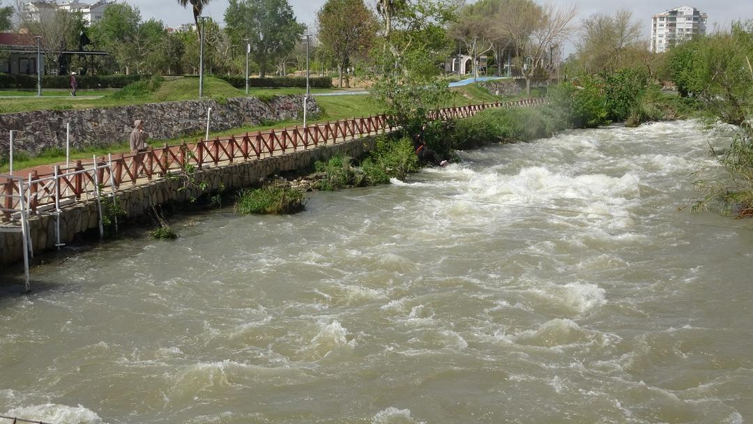 D&uuml;nyaca &uuml;nl&uuml; şelale kahverengiye b&uuml;r&uuml;nd&uuml; 6