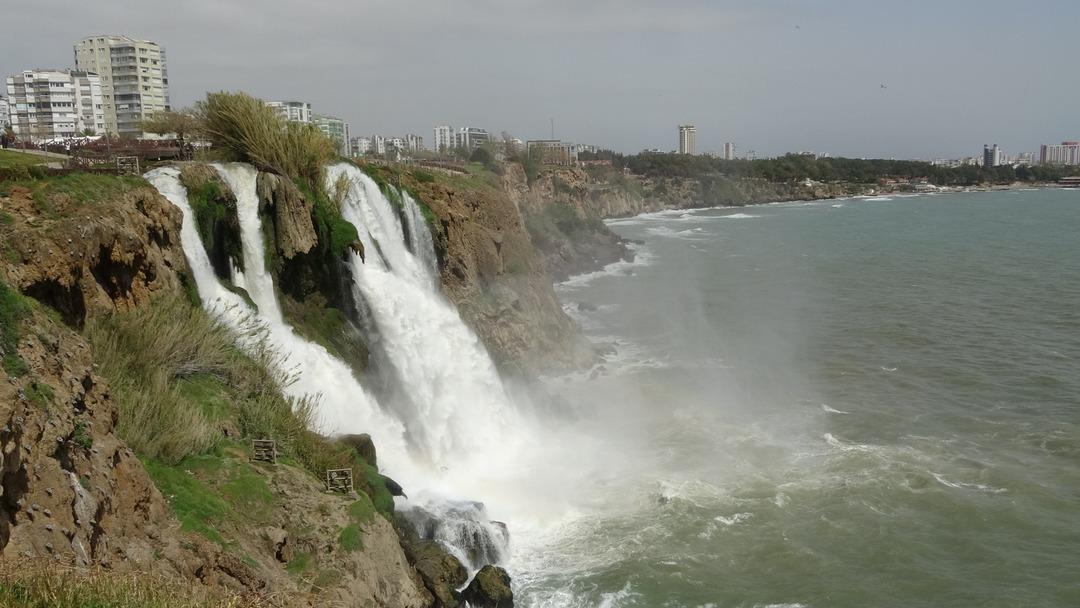 D&uuml;nyaca &uuml;nl&uuml; şelale kahverengiye b&uuml;r&uuml;nd&uuml; 7