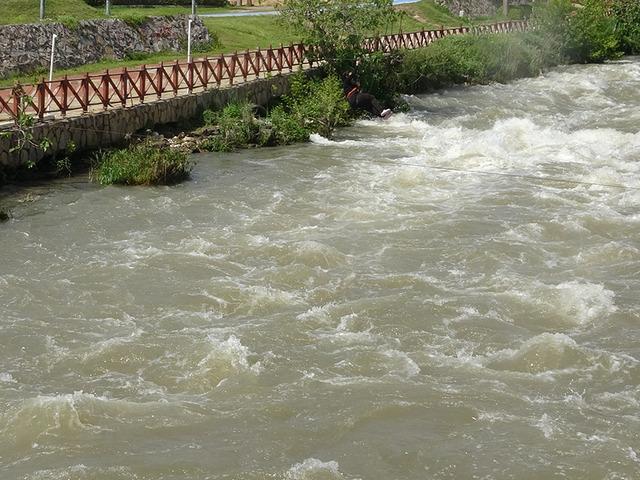 D&uuml;nyaca &uuml;nl&uuml; şelale kahverengiye b&uuml;r&uuml;nd&uuml;