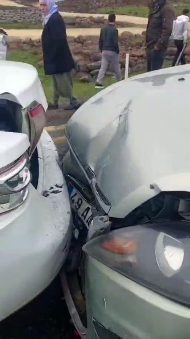 Diyarbakır&rsquo;da cenaze konvoyunda kaza: 4 yaralı 1