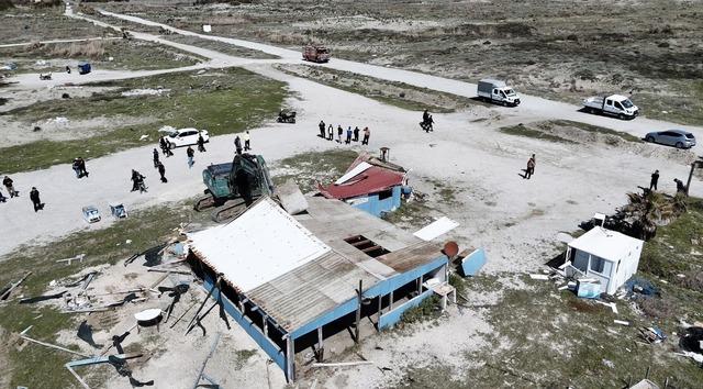 Adana da ka&ccedil;ak yapıların yıkımı s&uuml;r&uuml;yor 4