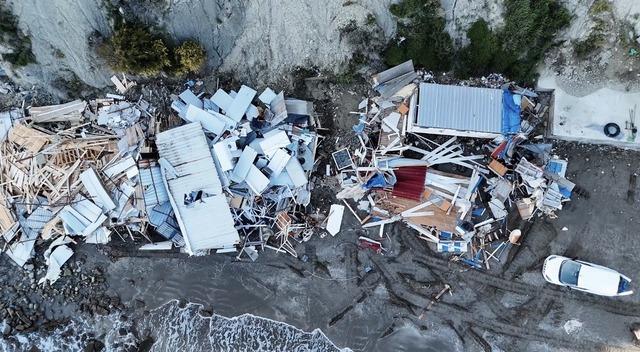 Adana da ka&ccedil;ak yapıların yıkımı s&uuml;r&uuml;yor 2