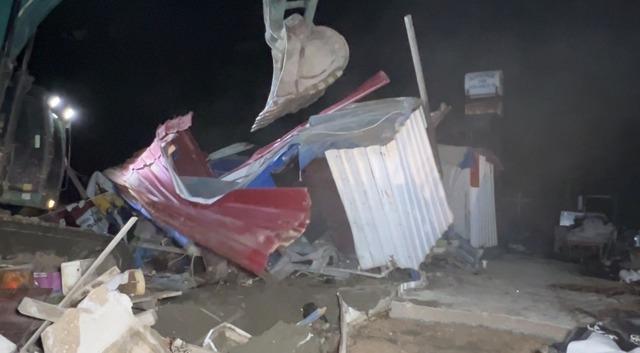 Adana da ka&ccedil;ak yapıların yıkımı s&uuml;r&uuml;yor 1