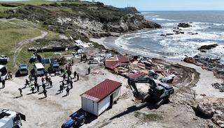 Adana'da ka&ccedil;ak yapıların yıkımı s&uuml;r&uuml;yor