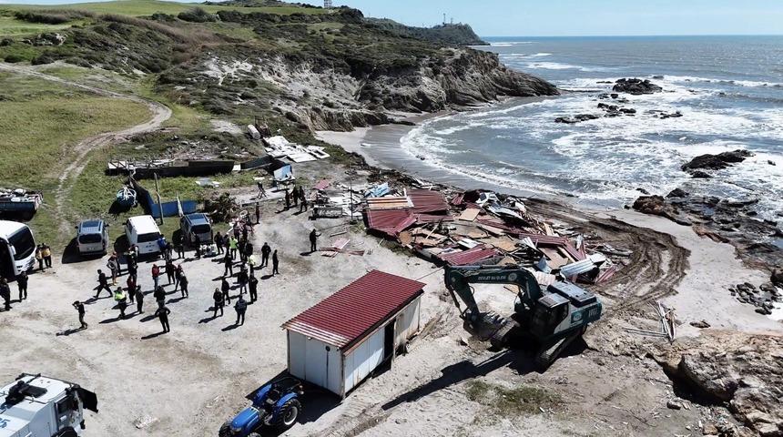 Adana'da ka&ccedil;ak yapıların yıkımı s&uuml;r&uuml;yor