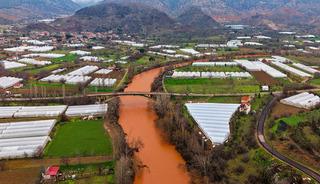 Bir anda kahverengiye b&uuml;r&uuml;nd&uuml;! Sakarya Nehri&rsquo;nde dikkat &ccedil;eken değişim