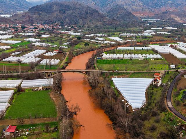 Bir anda kahverengiye b&uuml;r&uuml;nd&uuml;! Sakarya Nehri&rsquo;nde dikkat &ccedil;eken değişim