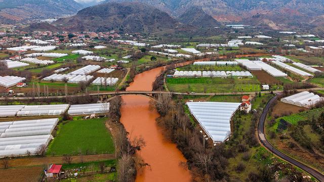 Bir anda kahverengiye büründü! Sakarya Nehri’nde dikkat çeken değişim
