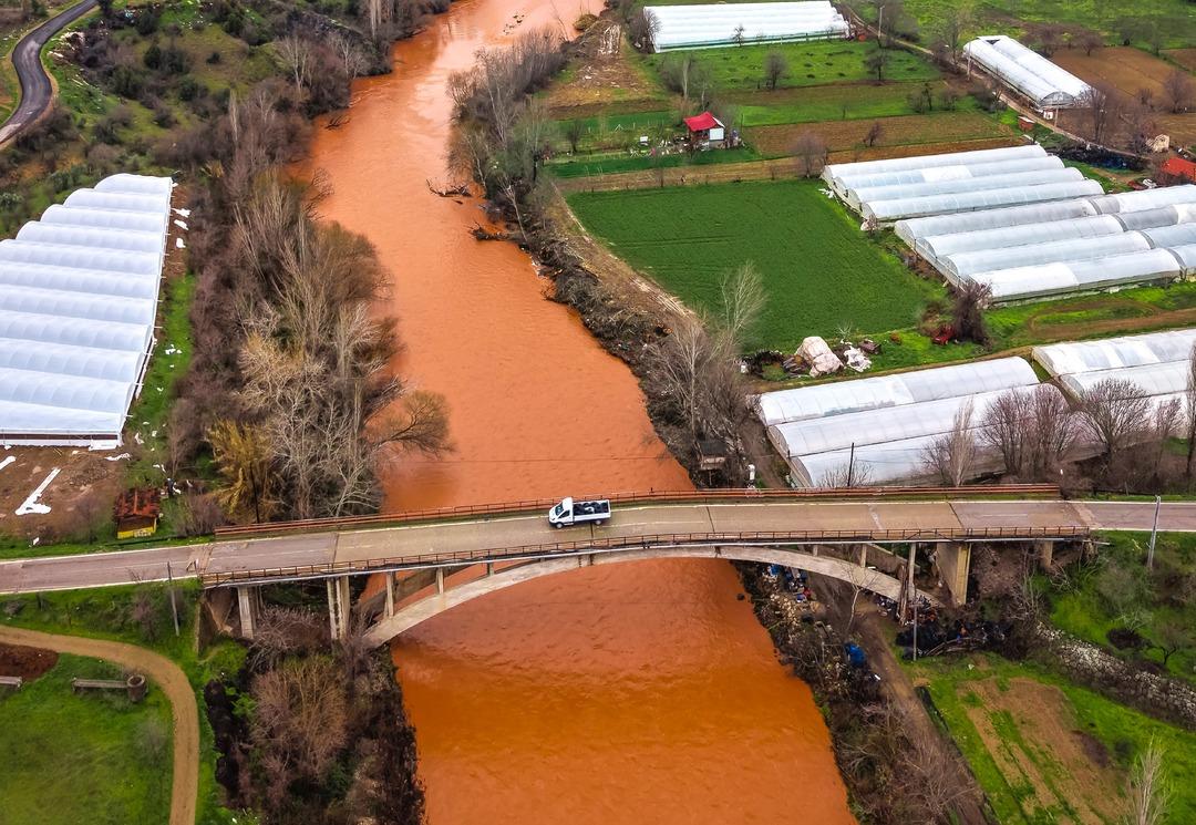Bir anda kahverengiye b&uuml;r&uuml;nd&uuml;! Sakarya Nehri&rsquo;nde dikkat &ccedil;eken değişim 1