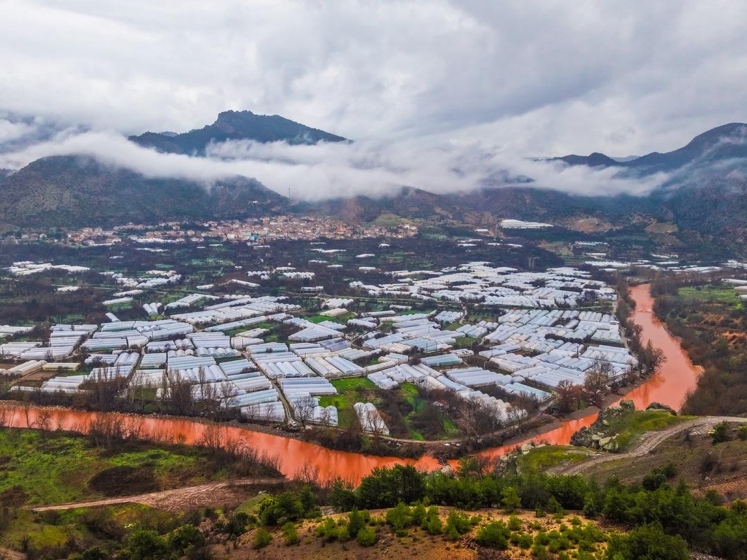 Bir anda kahverengiye b&uuml;r&uuml;nd&uuml;! Sakarya Nehri&rsquo;nde dikkat &ccedil;eken değişim 2
