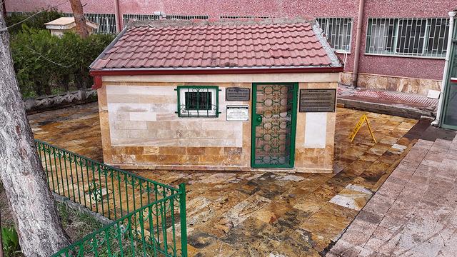 Hastane bahçesinde türbe: 'Mum Baba' rivayetleriyle dikkat çekiyor