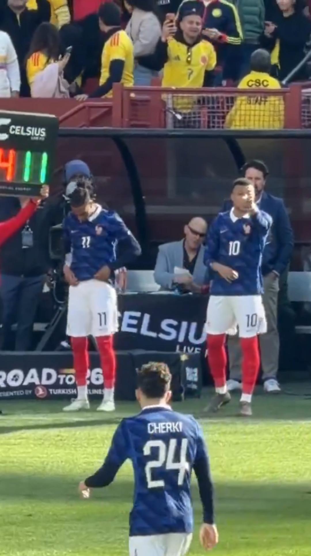 Fenerbah&ccedil;eli Kante ye Mbappe tarafından yapılan ayıp Fransızları bile isyan ettirdi! 1