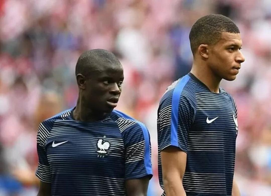 Fenerbah&ccedil;eli Kante ye Mbappe tarafından yapılan ayıp Fransızları bile isyan ettirdi! 2