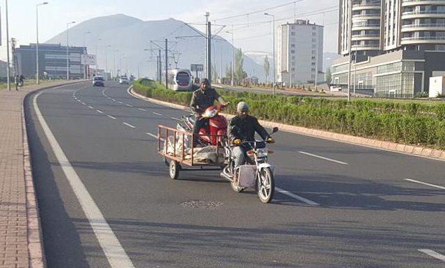 Trafikte motosiklet römorku üzerindeki motosiklet şaşırttı