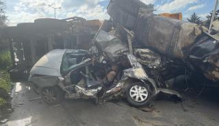 Tem Otoyolu'nda zincirleme kaza! Tır dorsesinin altında kalan ara&ccedil;taki 2 kişi hayatını kaybetti