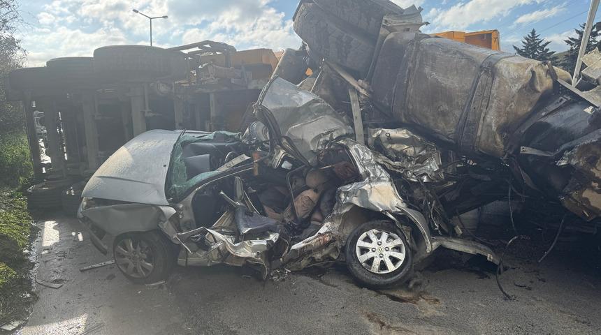 TEM Otoyolu'nda zincirleme kaza! Tır dorsesinin altında kalan ara&ccedil;taki 2 kişi hayatını kaybetti