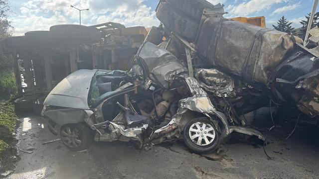 TEM Otoyolu'nda zincirleme kaza! Tır dorsesinin altında kalan araçtaki 2 kişi hayatını kaybetti