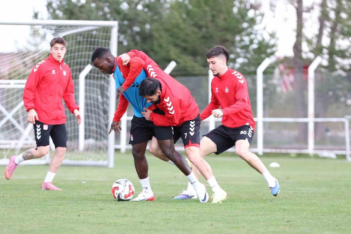 Sivasspor&rsquo;da Esenler Erokspor ma&ccedil;ı hazırlıkları s&uuml;r&uuml;yor 2