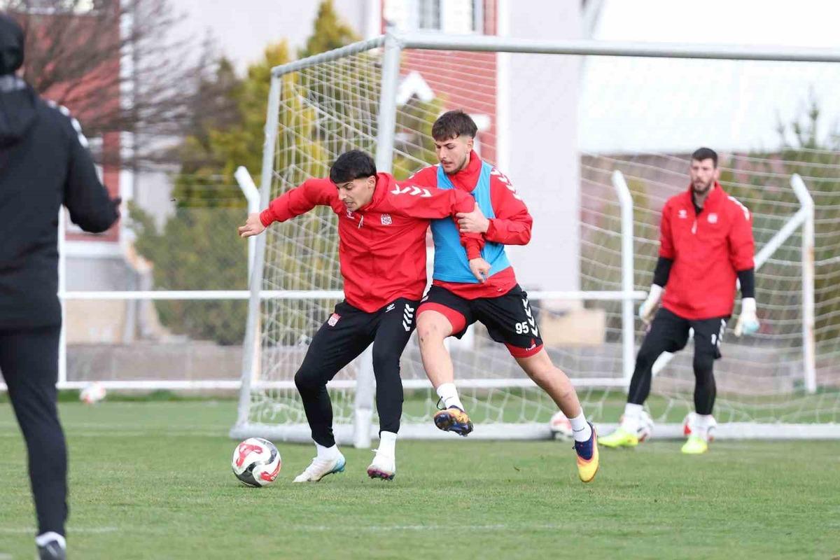 Sivasspor&rsquo;da Esenler Erokspor ma&ccedil;ı hazırlıkları s&uuml;r&uuml;yor 3