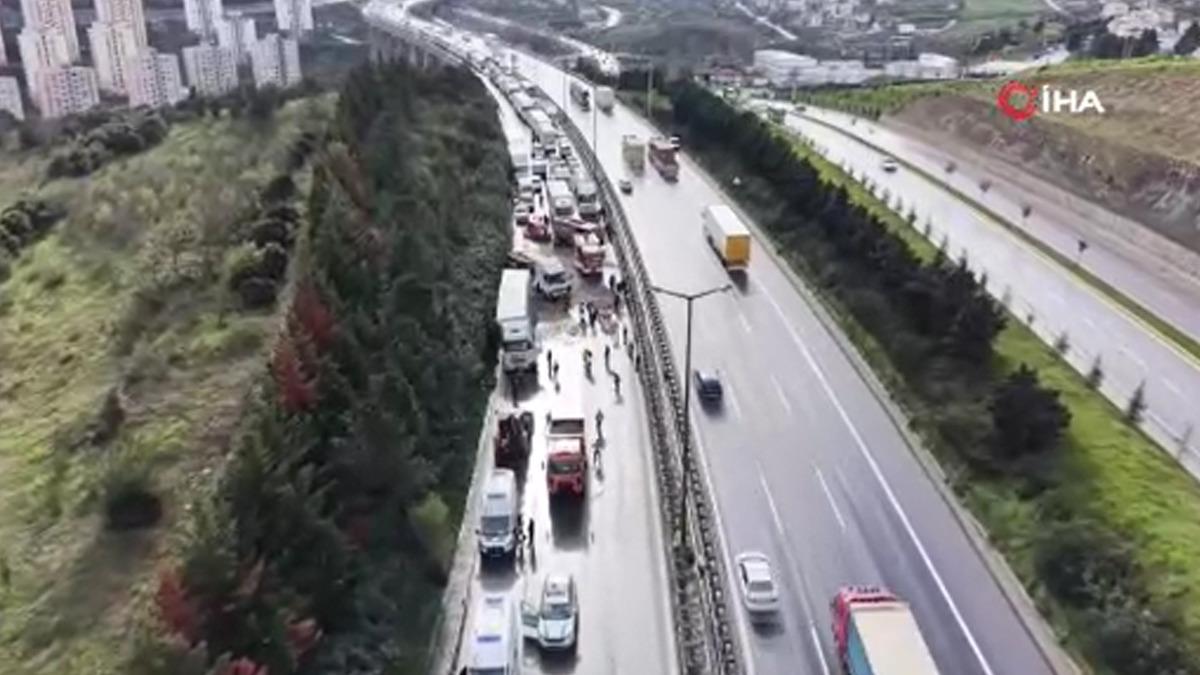 Yer: Kocaeli! TEM de 4 ara&ccedil; birbirine girdi, ortalık kan g&ouml;l&uuml;ne d&ouml;nd&uuml;: 2 &ouml;l&uuml; 1