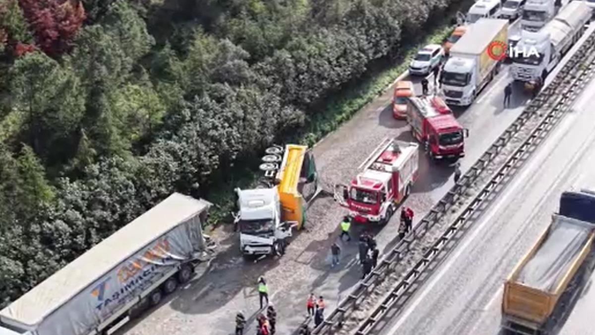 Yer: Kocaeli! TEM de 4 ara&ccedil; birbirine girdi, ortalık kan g&ouml;l&uuml;ne d&ouml;nd&uuml;: 2 &ouml;l&uuml; 2