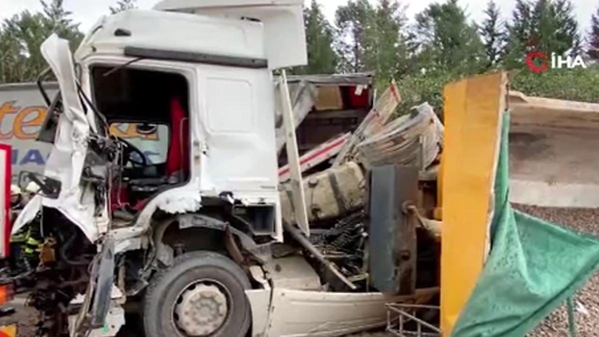 Yer: Kocaeli! TEM de 4 ara&ccedil; birbirine girdi, ortalık kan g&ouml;l&uuml;ne d&ouml;nd&uuml;: 2 &ouml;l&uuml; 3