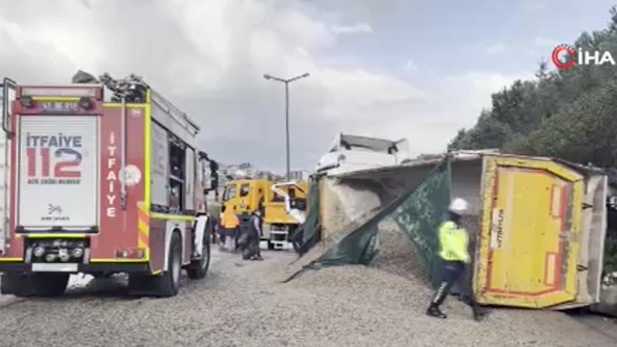 Yer: Kocaeli! TEM de 4 ara&ccedil; birbirine girdi, ortalık kan g&ouml;l&uuml;ne d&ouml;nd&uuml;: 2 &ouml;l&uuml; 4