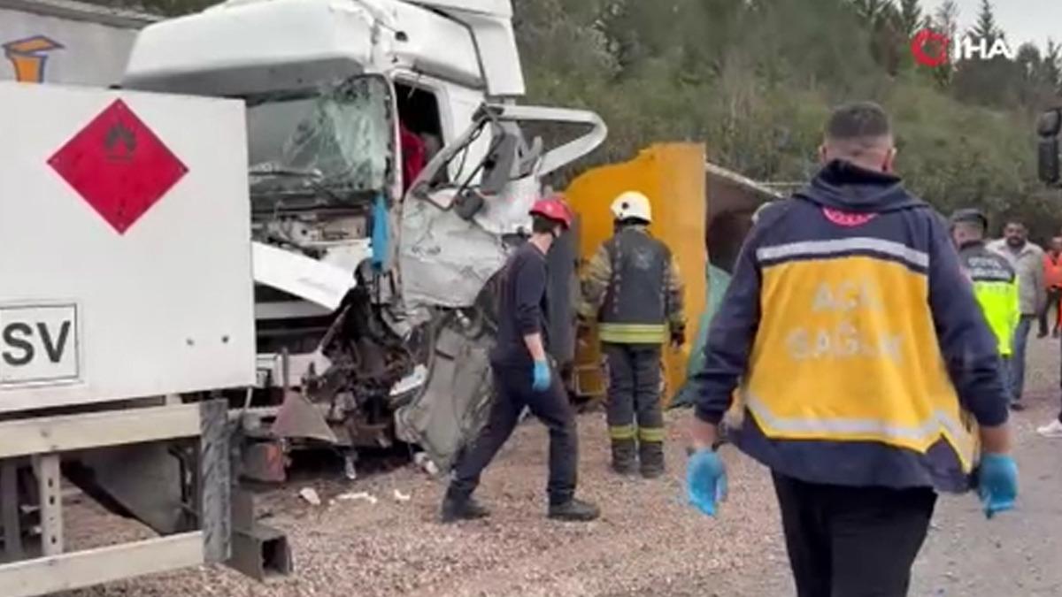 Yer: Kocaeli! TEM de 4 ara&ccedil; birbirine girdi, ortalık kan g&ouml;l&uuml;ne d&ouml;nd&uuml;: 2 &ouml;l&uuml; 6