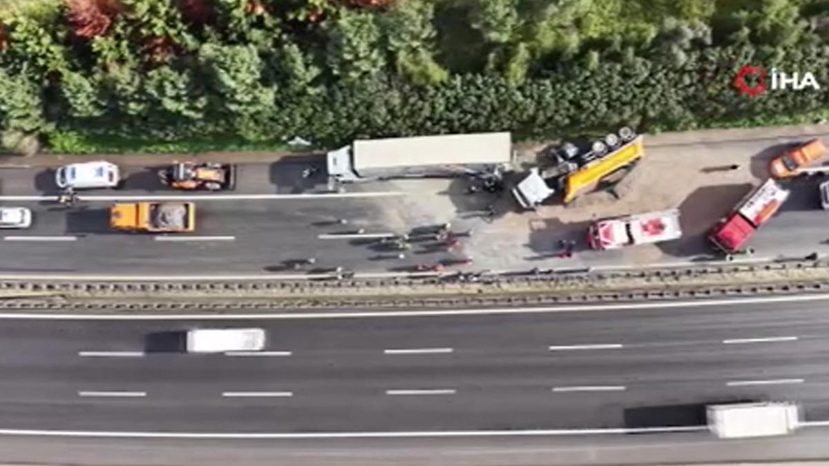 Yer: Kocaeli! TEM de 4 ara&ccedil; birbirine girdi, ortalık kan g&ouml;l&uuml;ne d&ouml;nd&uuml;: 2 &ouml;l&uuml; 7