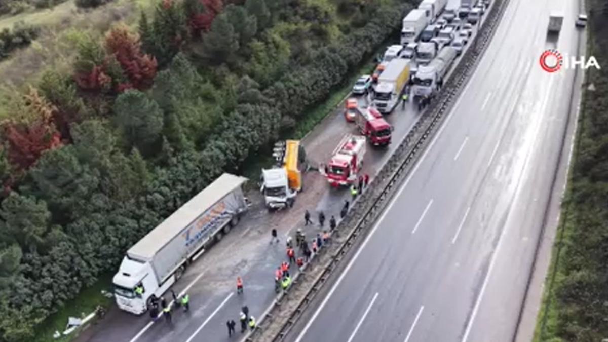 Yer: Kocaeli! TEM de 4 ara&ccedil; birbirine girdi, ortalık kan g&ouml;l&uuml;ne d&ouml;nd&uuml;: 2 &ouml;l&uuml; 8