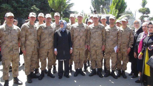 AK Parti Kadın Kolları Başkanı Çam’dan Mehmetçiğe ziyaret