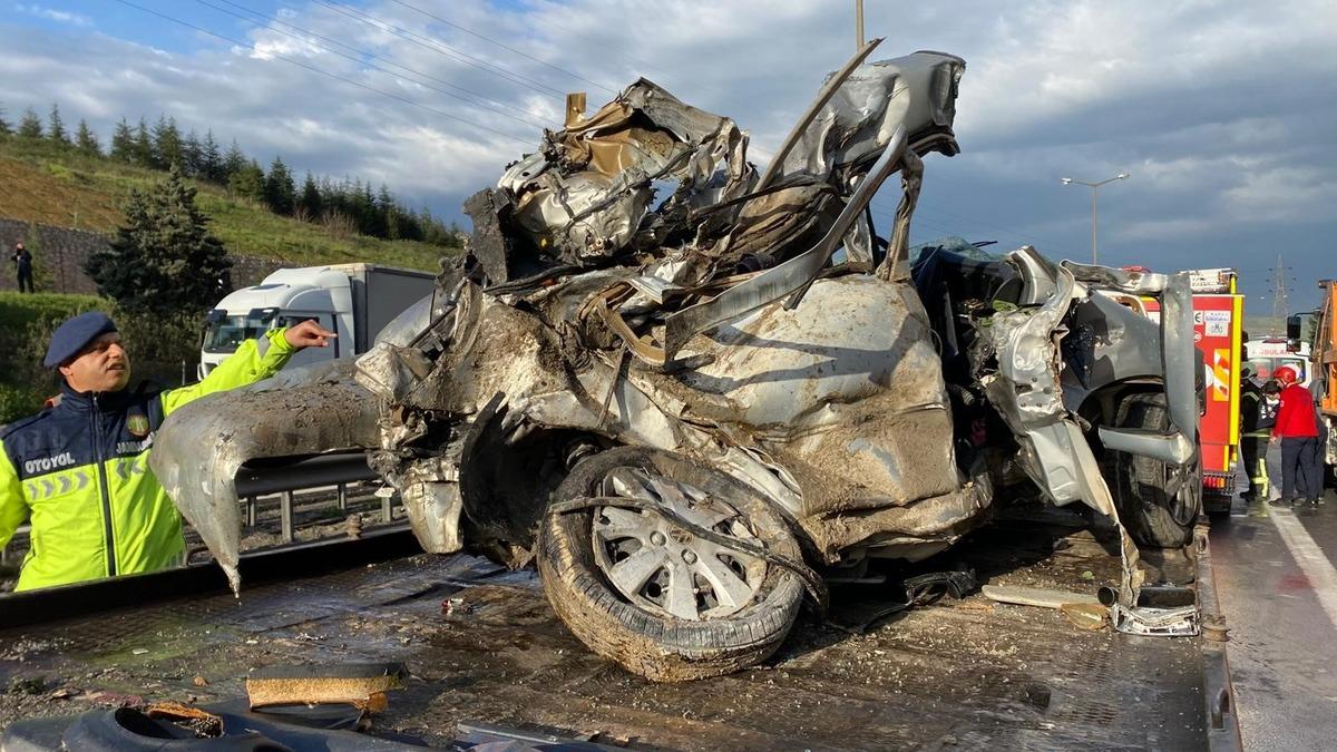 TEM Otoyolu nda zincirleme kaza! Tır dorsesinin altında kalan ara&ccedil;taki 2 kişi hayatını kaybetti 1