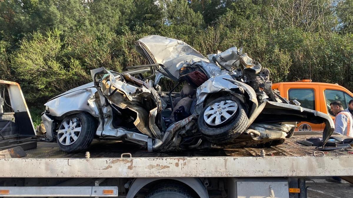 TEM Otoyolu nda zincirleme kaza! Tır dorsesinin altında kalan ara&ccedil;taki 2 kişi hayatını kaybetti 2