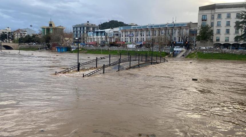 &Ccedil;anakkale&rsquo;de Kocabaş &Ccedil;ayı taştı, otopark sular altında kaldı
