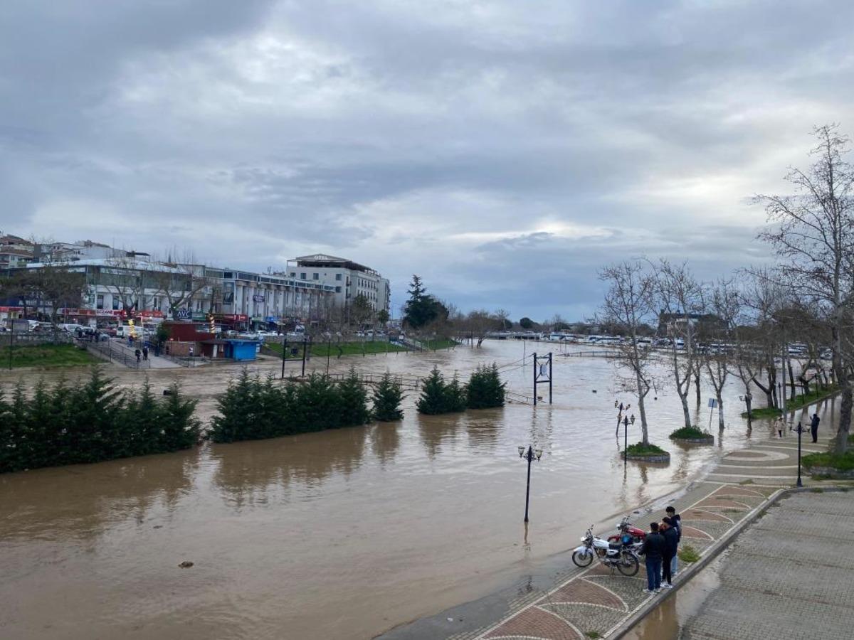&Ccedil;anakkale&rsquo;de Kocabaş &Ccedil;ayı taştı, otopark sular altında kaldı 1