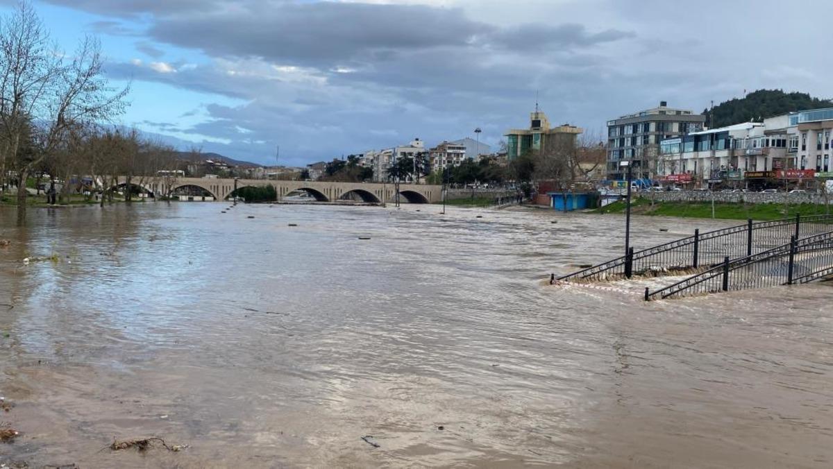 &Ccedil;anakkale&rsquo;de Kocabaş &Ccedil;ayı taştı, otopark sular altında kaldı 2