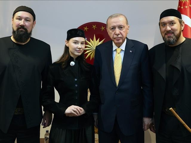  Cumhurbaşkanı Erdoğan, "Ay Yola" m&uuml;zik grubunu kabul etti