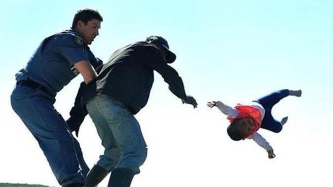 6 aylık bebeğini &ccedil;atıdan attı