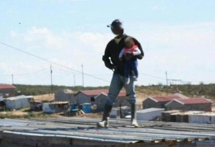 6 aylık bebeğini çatıdan attı G5