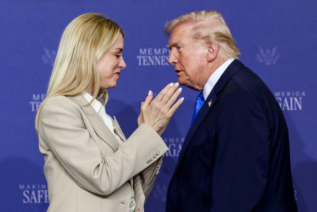 Trump kritik ismi görevden aldı