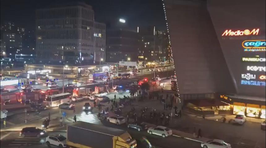 İstanbul Kağıthane'de AVM'de &ccedil;ıkan yangın s&ouml;nd&uuml;r&uuml;ld&uuml; 